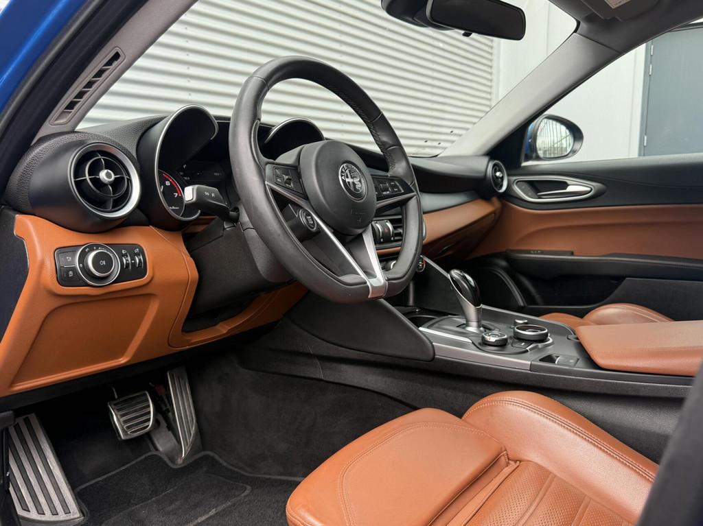 Alfa Romeo Giulia 2.0 Veloce 4 W Drive 280 Pk Auto Led Camer, Gebruikt, 4 cilinders, Met garantie (alle), Blauw