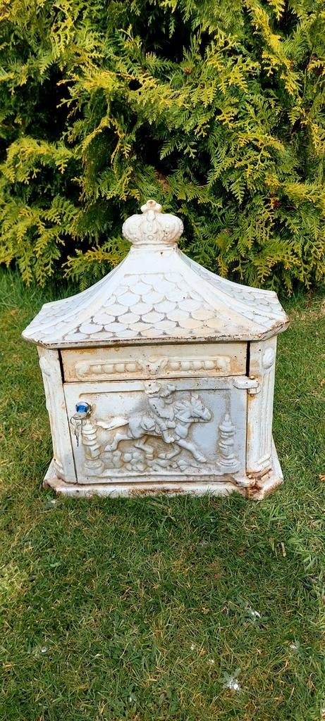 Antieke gietijzeren brievenbus met sierlijke details, Tuin en Terras, Brievenbussen, Ophalen, Gebruikt, IJzer, Staande brievenbus