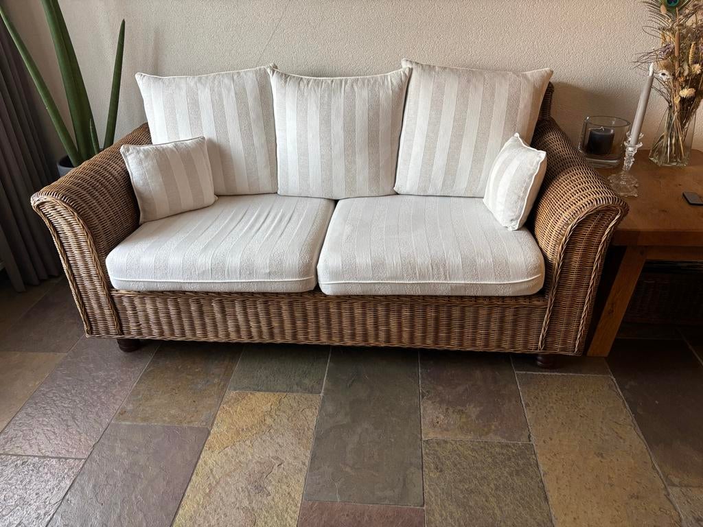Comfortabele rieten tweepersoonsbank met kussens, Huis en Inrichting, Banken | Bankstellen, Gebruikt, 150 tot 200 cm, Tweepersoons