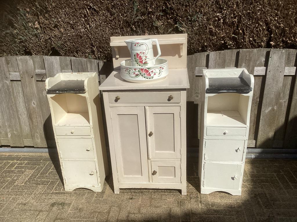 Oude antieke nachtkastjes en commode uit klooster in belgie, Ophalen