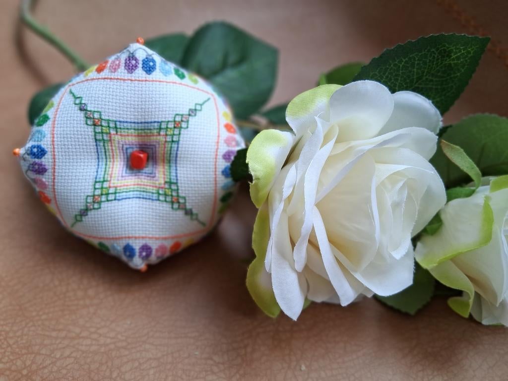 Handgemaakte speldenkussen, biscornu, geborduurd, Ophalen of Verzenden, Nieuw, Handborduren, Overige typen