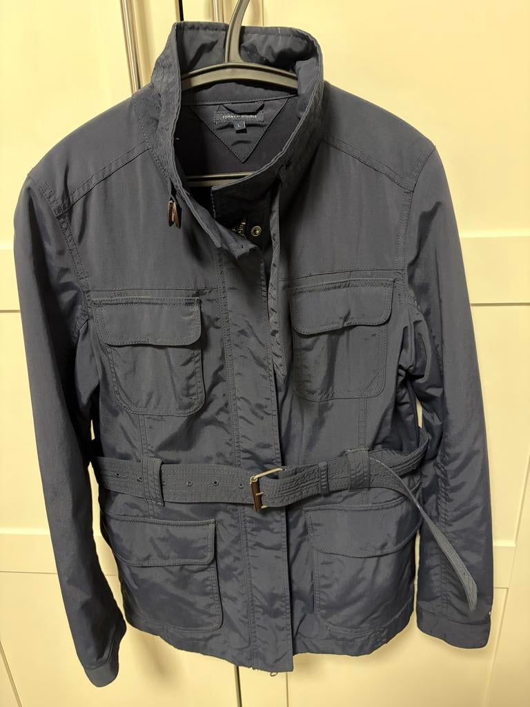 Tommy Hilfiger Dames Jas - Donkerblauw met Riem, Kleding | Dames, Jassen | Zomer, Zo goed als nieuw, Maat 42/44 (L), Blauw, Ophalen of Verzenden