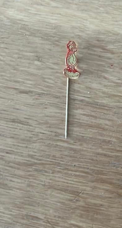 Metalen speldje Guus Geluk (rood), Ophalen of Verzenden, Zo goed als nieuw, Figuurtje, Speldje of Pin