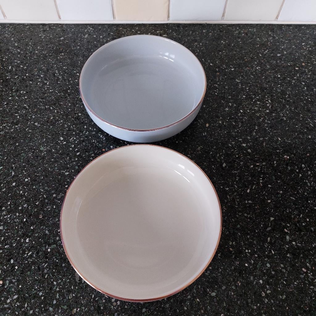 2 diepe borden met gouden randje Siaki, Ophalen of Verzenden, Zo goed als nieuw, Bord(en), Overige stijlen