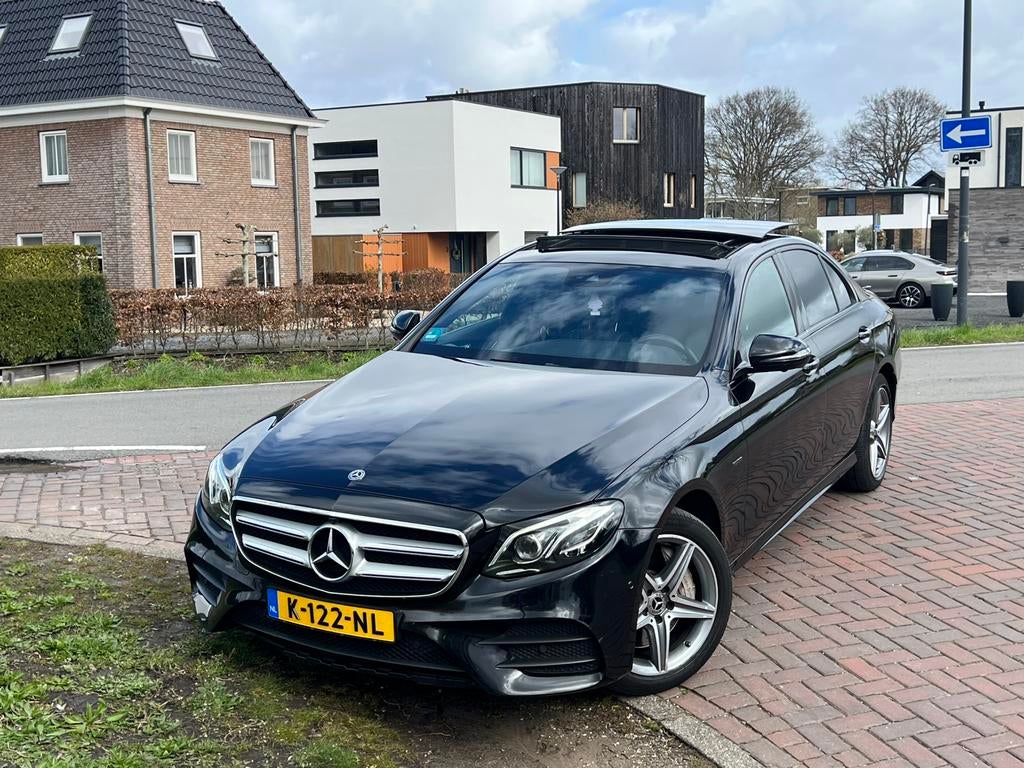 Zwarte Luxe Mercedes-Benz E300 DE Hybride 361PK AMG/Panorama, Automaat, USB, Achterwielaandrijving, 4 cilinders