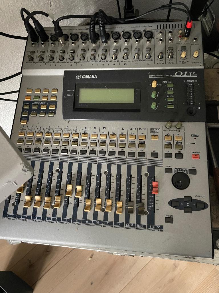 Yamaha 01v, Ophalen of Verzenden, Gebruikt, 10 tot 20 kanalen, Microfooningang