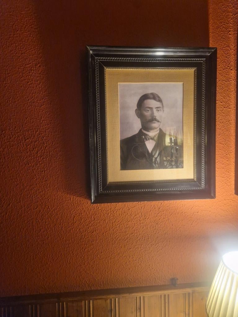 Gezocht 2 zwarte oude fotolijsten, Antiek en Kunst, Kunst | Schilderijen | Klassiek, Ophalen of Verzenden