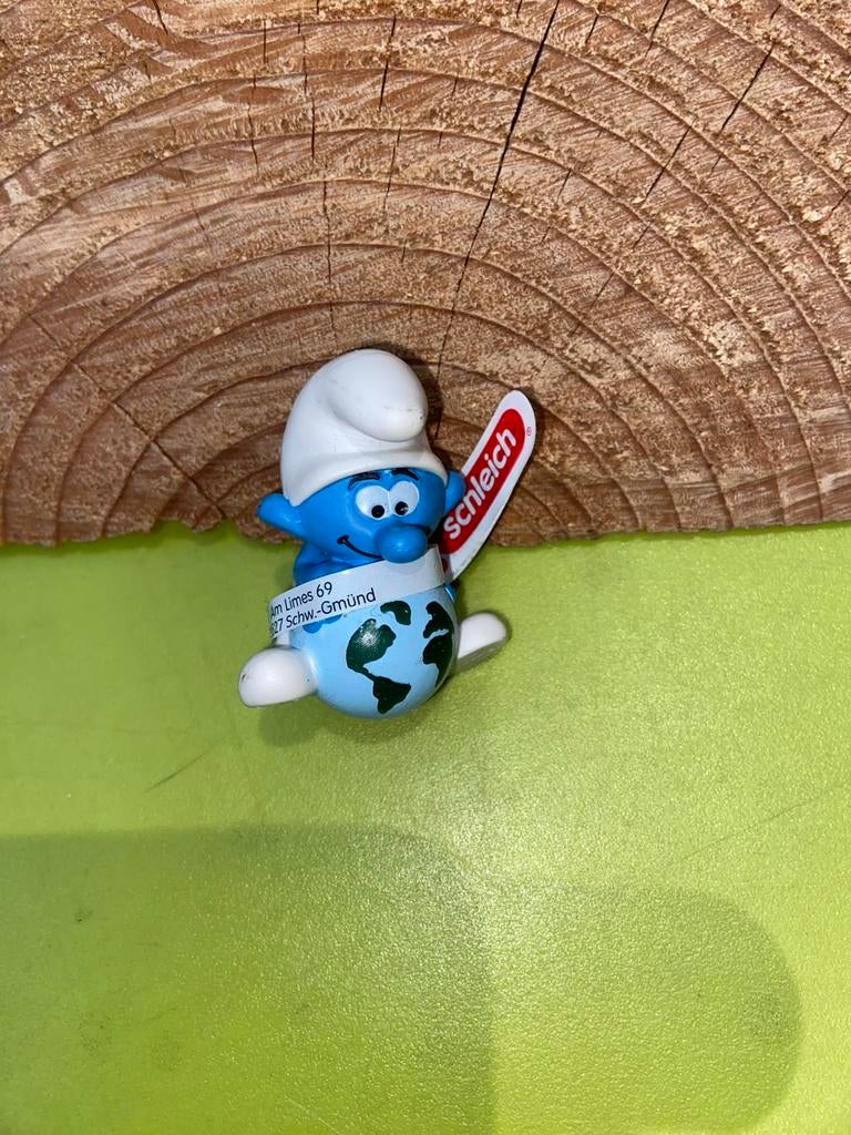 Smurfen baby smurf met wereldbol, Ophalen of Verzenden, Zo goed als nieuw, Verschillende Smurfen