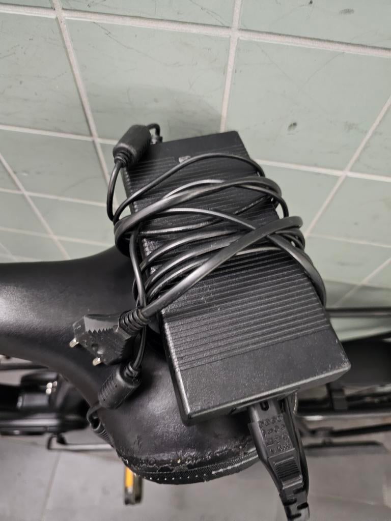 Acculader voor elektrische fietsen 3 pins, 33.6V, Ophalen of Verzenden, Zo goed als nieuw