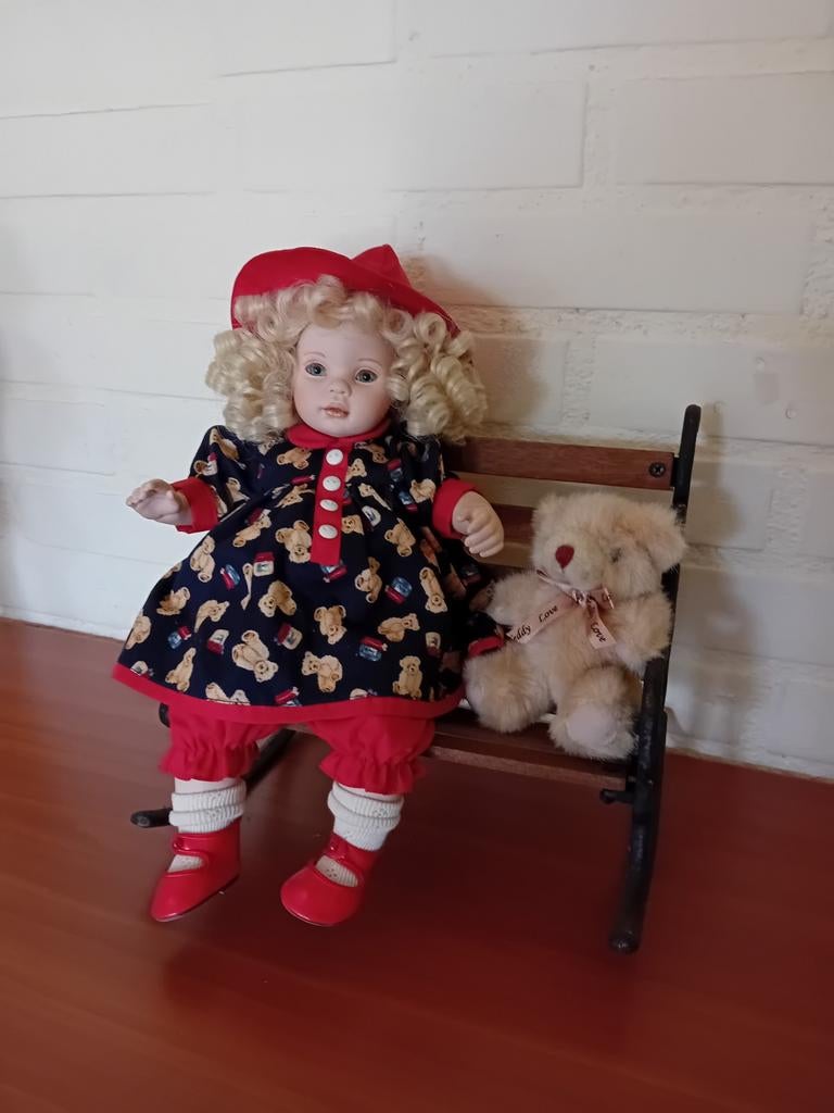 Pauline Bjonness-Jacobsen porseleinen pop met beertje bankje, Ophalen of Verzenden, Gebruikt, Pop