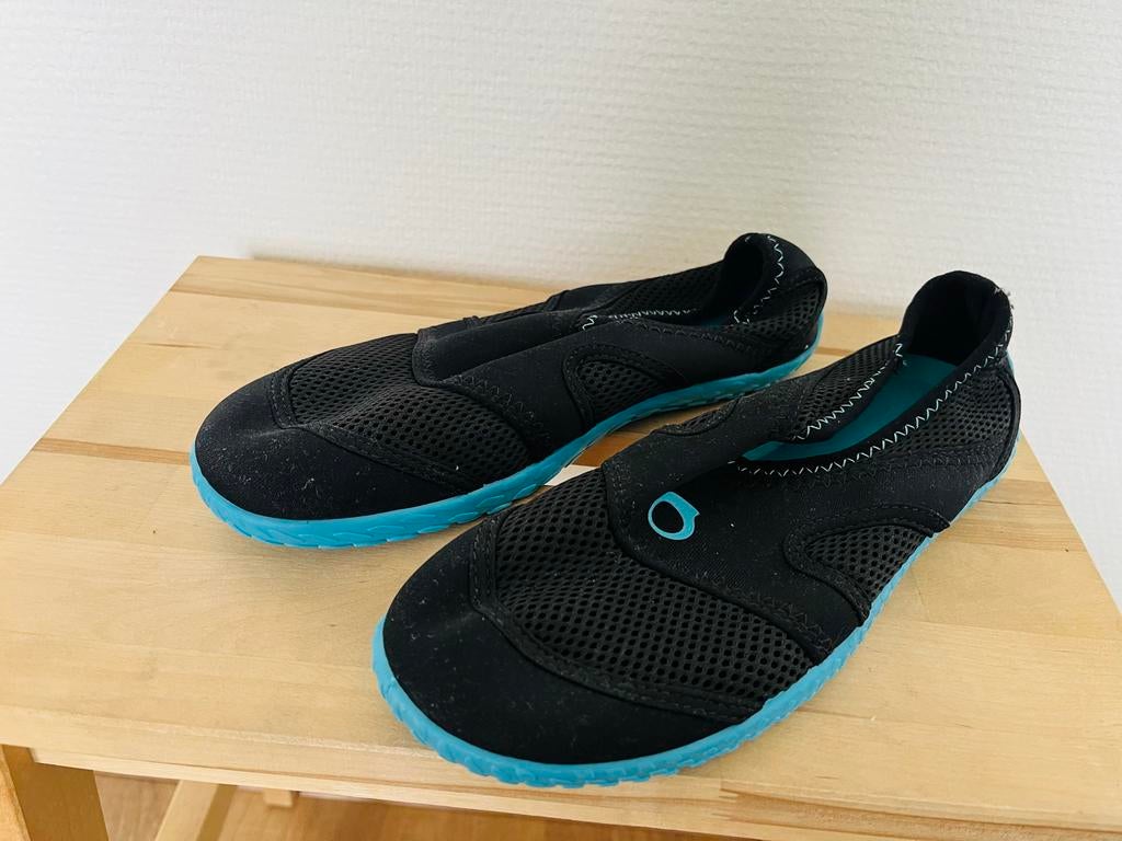 Comfortabele waterschoenen - Zwart met blauwe zool, Watersport en Boten, Watersportkleding, Ophalen of Verzenden, Nieuw, Dame of Heer