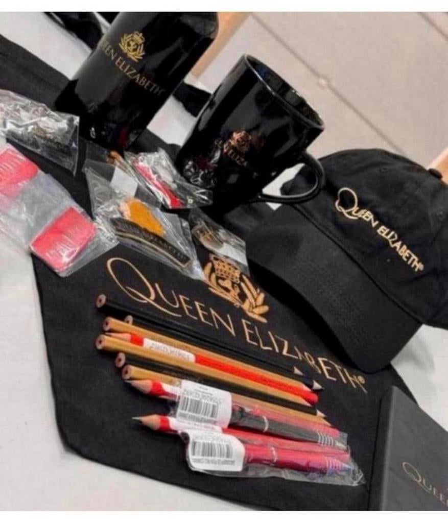 Queen elizabeth II 2 - Pakket, tas pet mok bidon pins boek, Overige typen, Nieuw, Ophalen of Verzenden, H