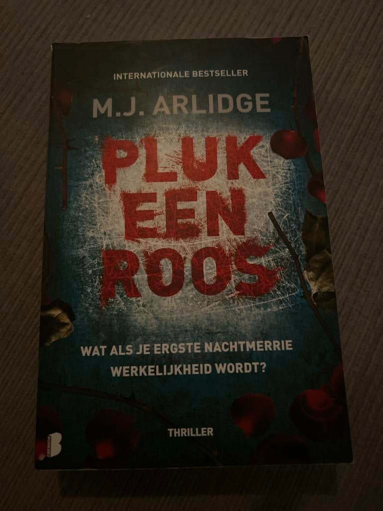 Pluk een Roos - M.J. Arlidge (Thriller), Ophalen of Verzenden, Zo goed als nieuw, Europa overig