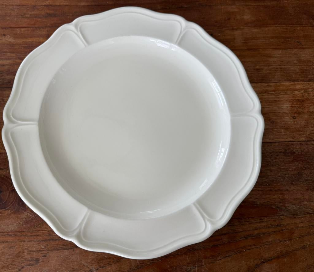 Wedgwood Queen's Plain onderbord/gebakschaal 32cm, Ophalen of Verzenden, Wedgwood, Aardewerk, Schaal of Schalen