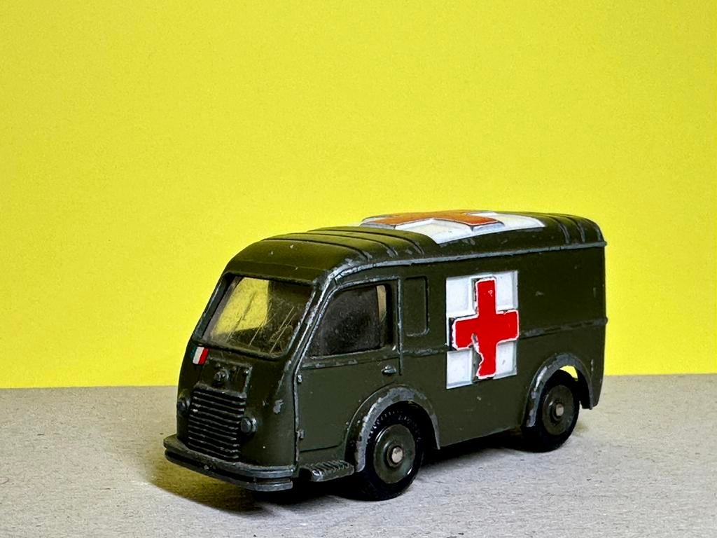 Dinky Toys 80F Ambulance Militaire Renault, Ophalen of Verzenden, Zo goed als nieuw, Bus of Vrachtwagen, Dinky Toys