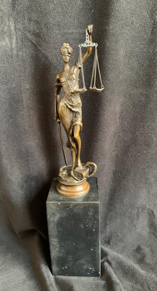 Vrouwe Justitia, hoge sokkel, brons, Ophalen of Verzenden