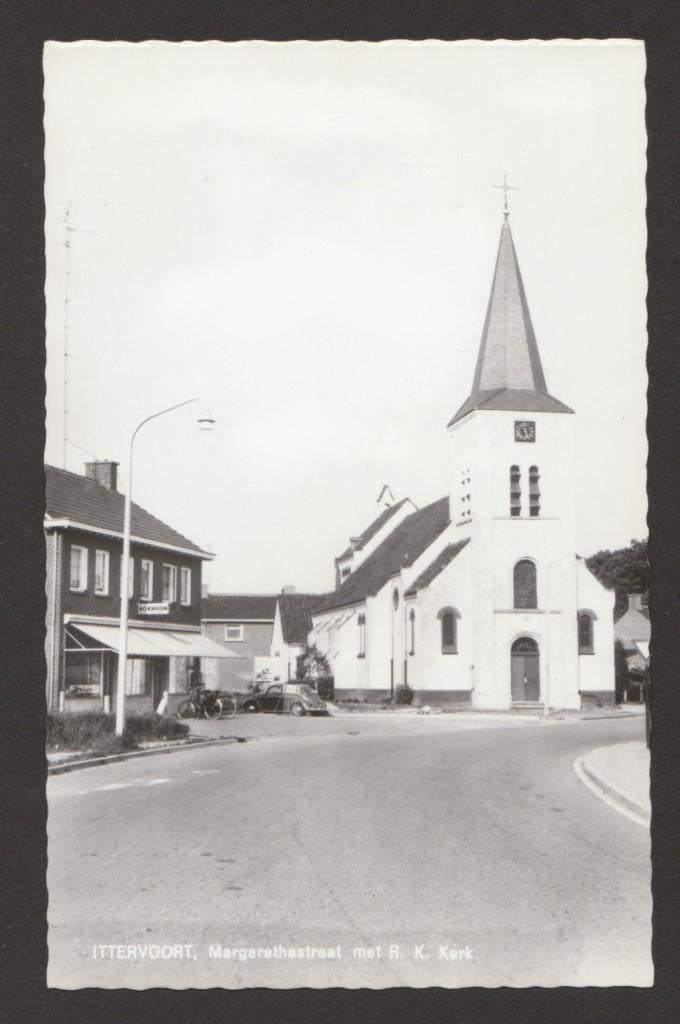 Ittervoort (nabij Neeritter ) - Margarethastraat met RK Kerk, Verzamelen, Ansichtkaarten | Nederland, Verzenden, 1960 tot 1980