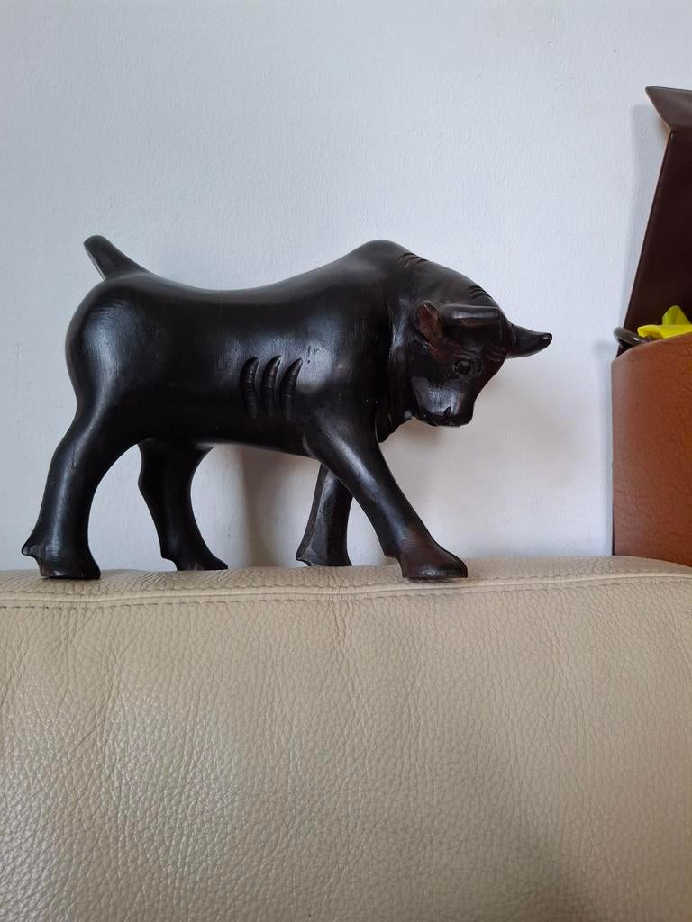 Donker houten stier, handgesneden vintage verzamelitem, Ophalen of Verzenden