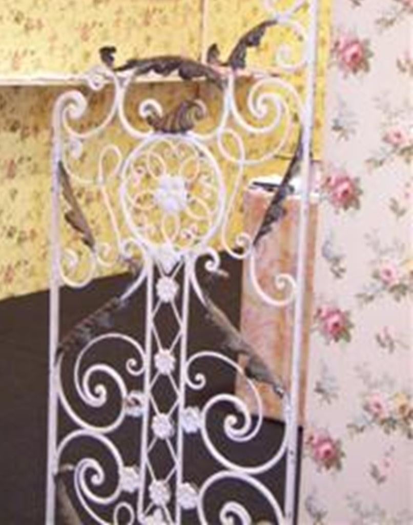 Twee prachtige identieke antieke rekken met bloem motief, Ophalen