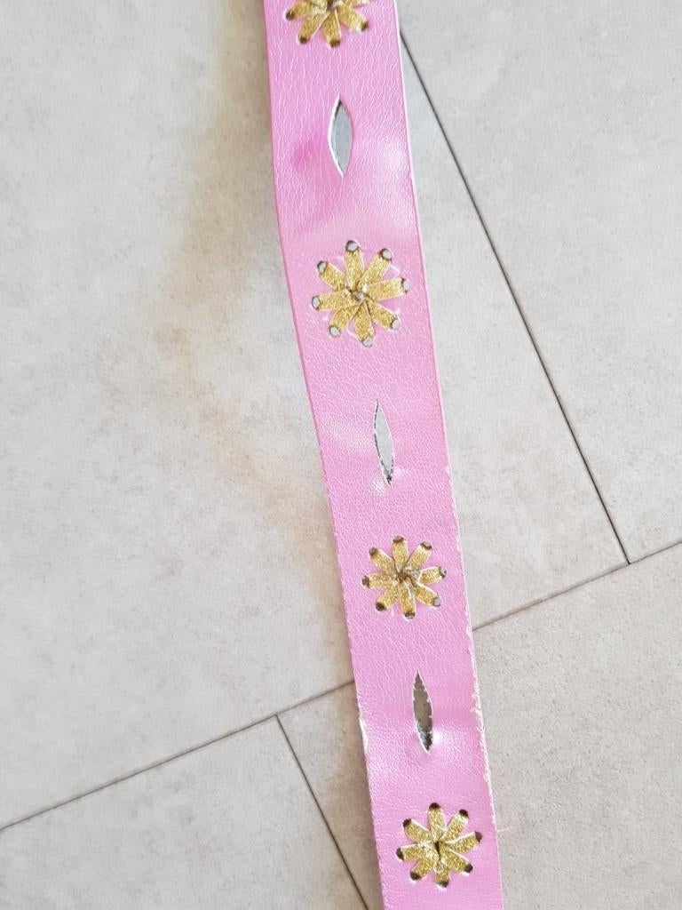 kinderriem roze met goudkleurige bloemen, Kinderen en Baby's, Kindermode-accessoires, Ophalen of Verzenden, Gebruikt, CA