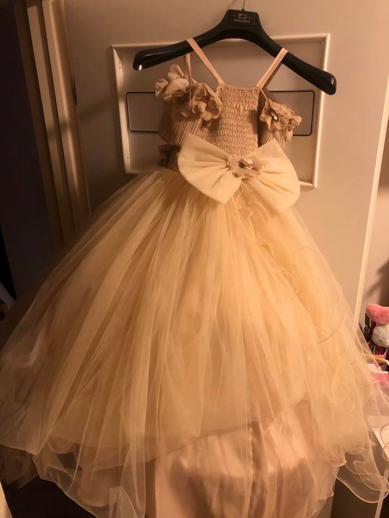 Twee bruidsjurken: wit (6 jr) en bruin (iets groter), Kinderen en Baby's, Ophalen, Zo goed als nieuw, Meisje