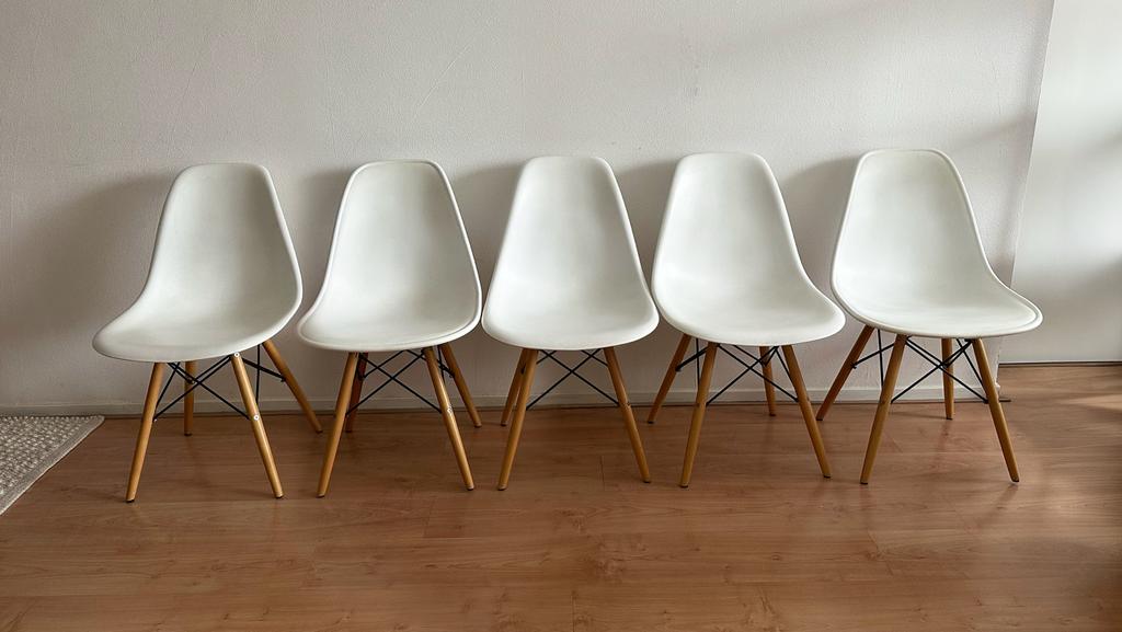 Set of 5 white design chairs, Huis en Inrichting, Barkrukken, Zo goed als nieuw, 60 tot 90 cm, Ophalen