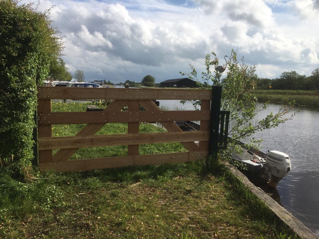 Poort tuinhek Boerenlandhek natuurlijk hout oprit erf
