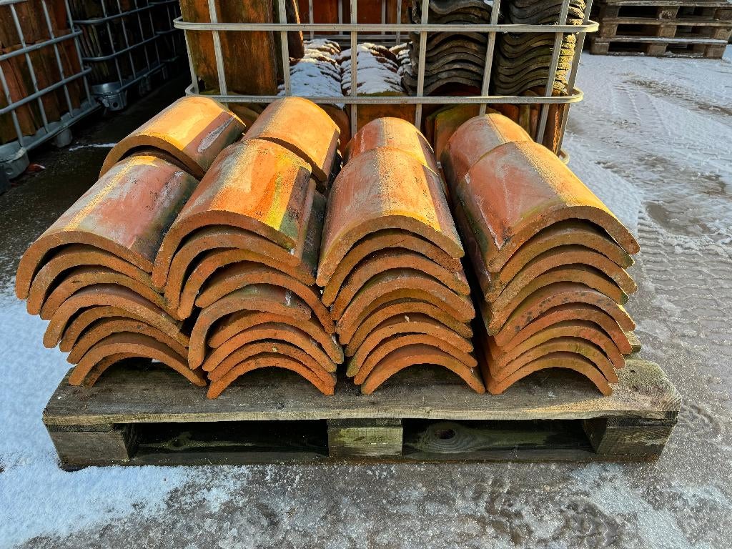 65 stuks Rode riet nokvorsten 32x24cm.