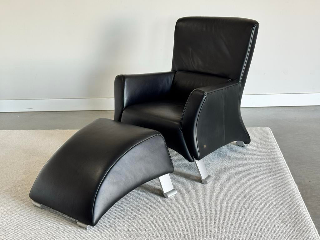 Rolf Benz 322 Fauteuil + Hocker – Zwart Leer | Als nieuw, Leer, Ophalen of Verzenden, Zo goed als nieuw, X