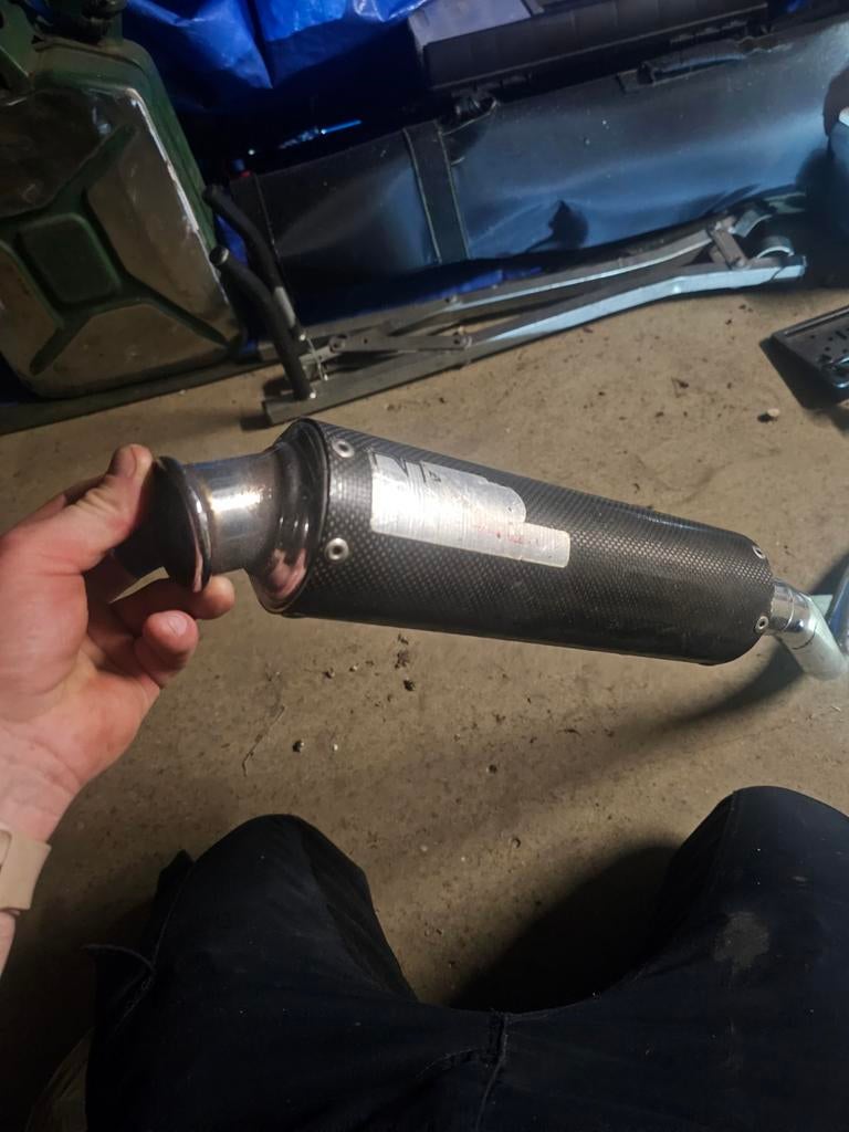 Dax uitlaat en zadel, Ophalen, Uitlaat