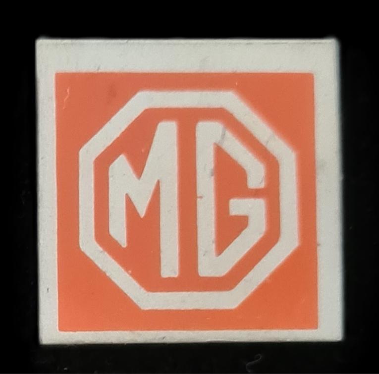 M.G. speld- oranje-wit blik, Verzenden, Zo goed als nieuw, Transport, Speldje of Pin