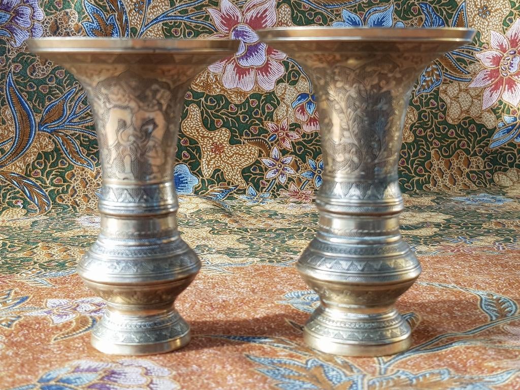 Prachtig stel antieke koperen vaasjes uit Indonesië 11,7 cm.