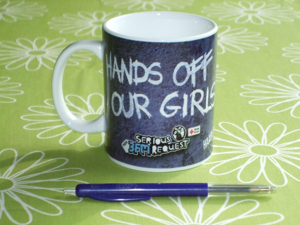 Mok 3FM Serious Request - Hands off our girls - Haarlem 2014, Verzamelen, Ophalen of Verzenden, Zo goed als nieuw