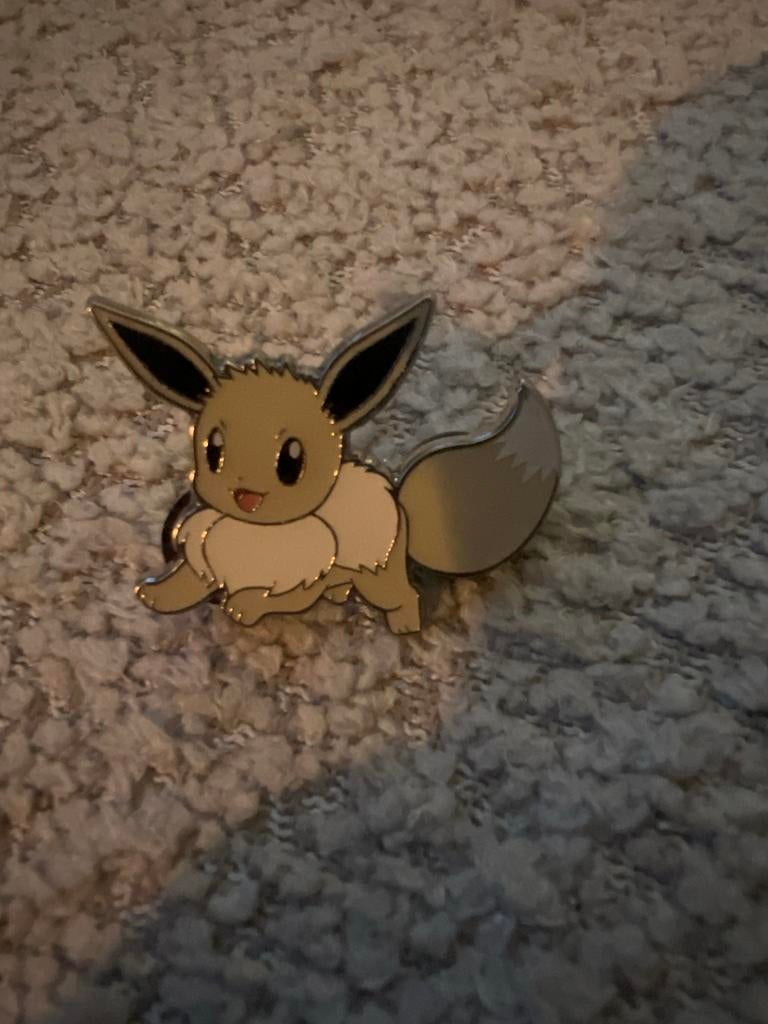 Radiant Eevee Pokemon Pin !, Sieraden, Tassen en Uiterlijk, Overige materialen, Beige, Minder dan 4 cm, Ophalen of Verzenden