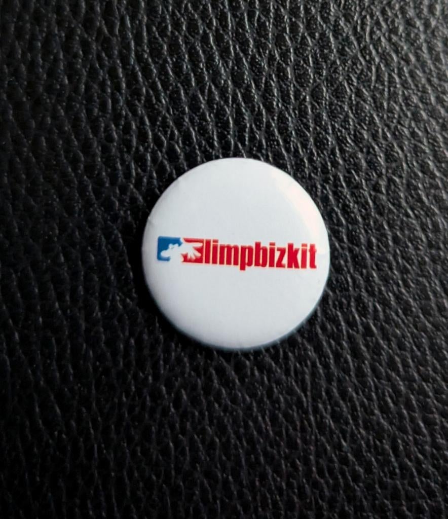 Limp Bizkit Button Speld Pin - Wit, Rood, Blauw, Verzamelen, Ophalen of Verzenden, Nieuw, Gebruiksvoorwerp