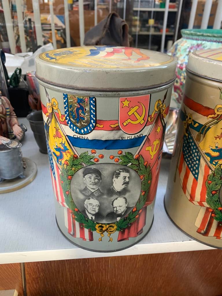 Twee Bevrijdingsblik 1945 na Tweede Wereldoorlog uitgedeeld, Verzamelen, Blikken, Ophalen of Verzenden, Zo goed als nieuw, Overige