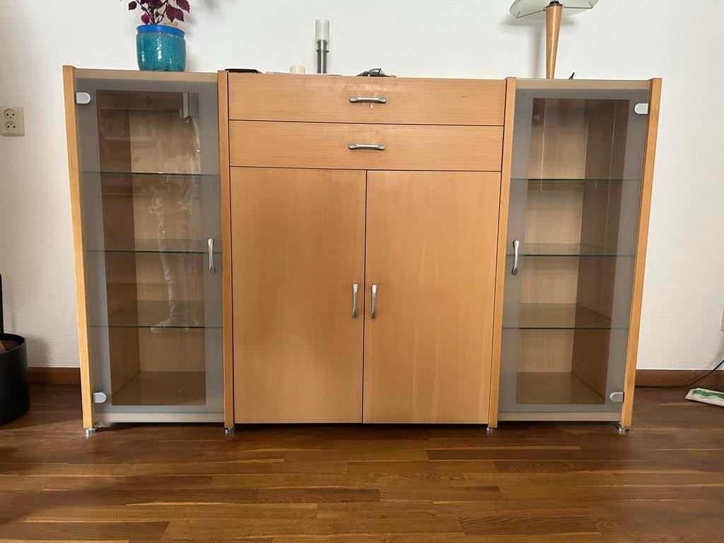 Beukenhouten vitrinekast met glazen deuren, Huis en Inrichting, Kasten | Dressoirs, Ophalen, Gebruikt, 100 tot 150 cm, 25 tot 50 cm