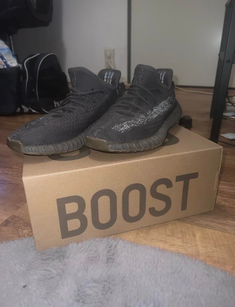 Yeezys maat 43, Ophalen of Verzenden, Zo goed als nieuw, Zwart