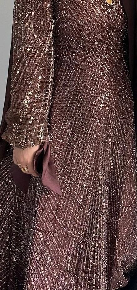 Elegante bruine abiye jurk, Kleding | Dames, Jurken, Bruin, Maat 42/44 (L), Ophalen of Verzenden, Onder de knie