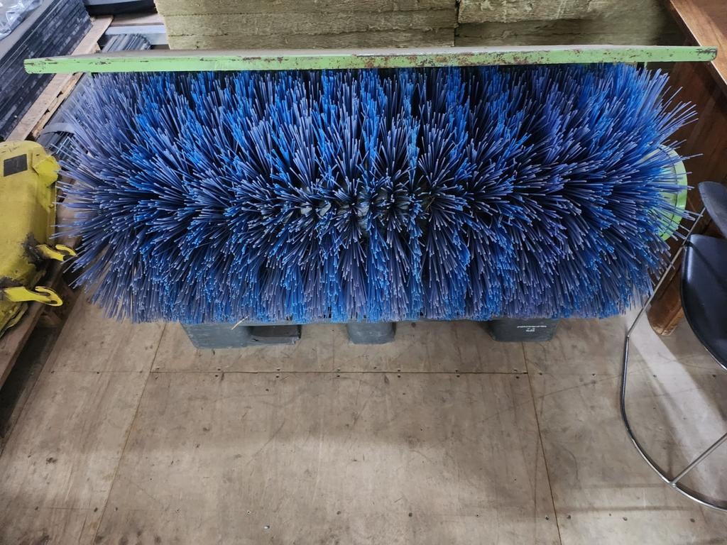 Veegborstel / veegmachine werktuigen drager, Tuin en Terras, Hand-tuingereedschap, Ophalen, Zo goed als nieuw