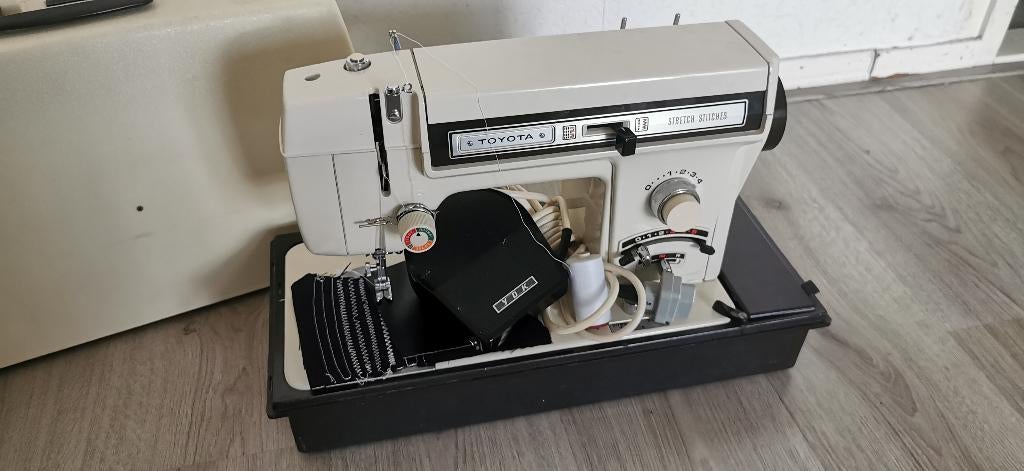 Naaimachine TOYOTA 444 Made in Japan, Ophalen of Verzenden, Zo goed als nieuw, Naaimachine, Overige merken
