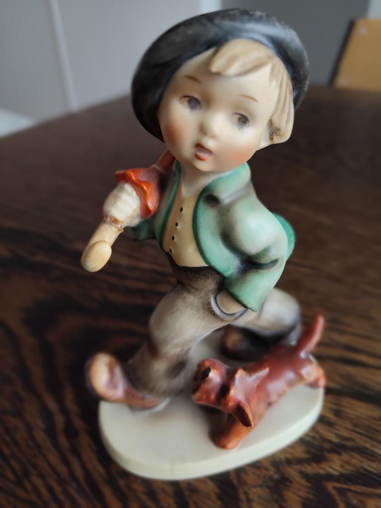 Hümmel / Hummel, Goebel, jongen wandelen, paraplu en hondje, Ophalen, Gebruikt, Hummel