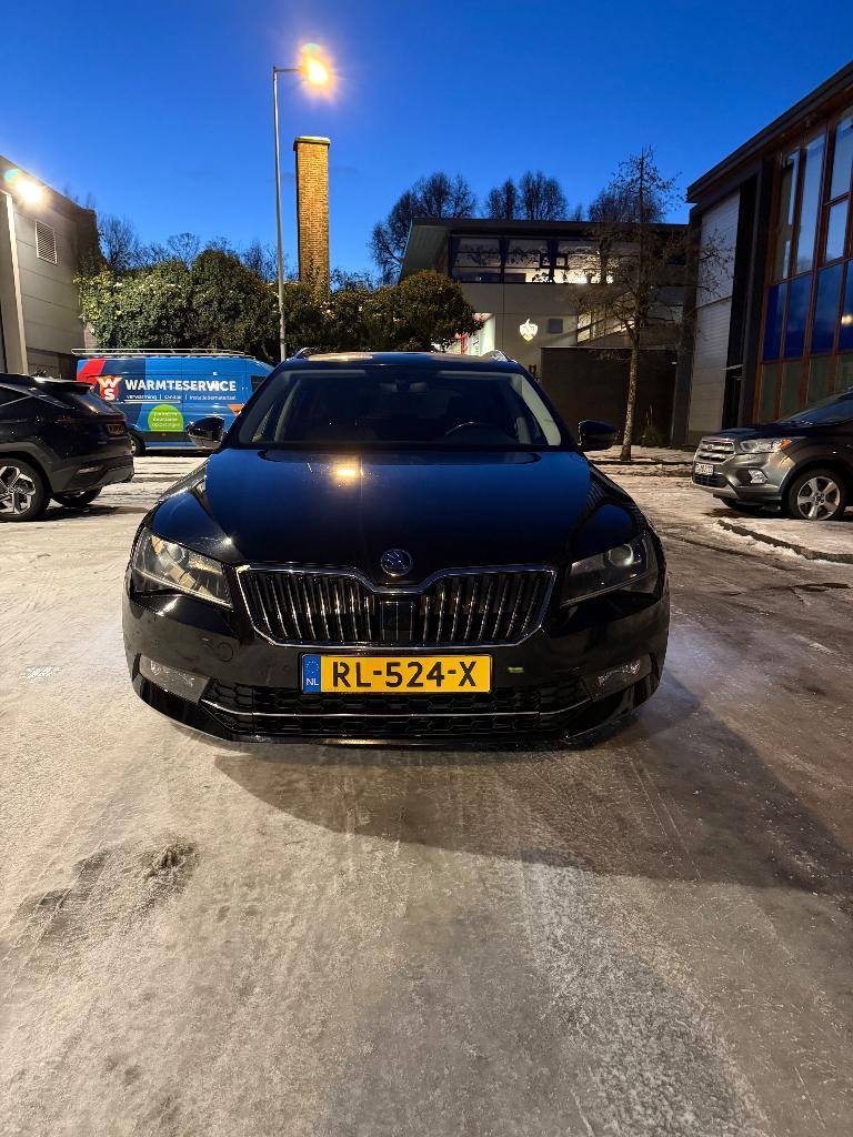 Skoda Superb 1.4 TSI 110KW Combi DSG 2018 Zwart, Auto's, Skoda, Euro 6, 4 cilinders, Zwart, Origineel Nederlands
