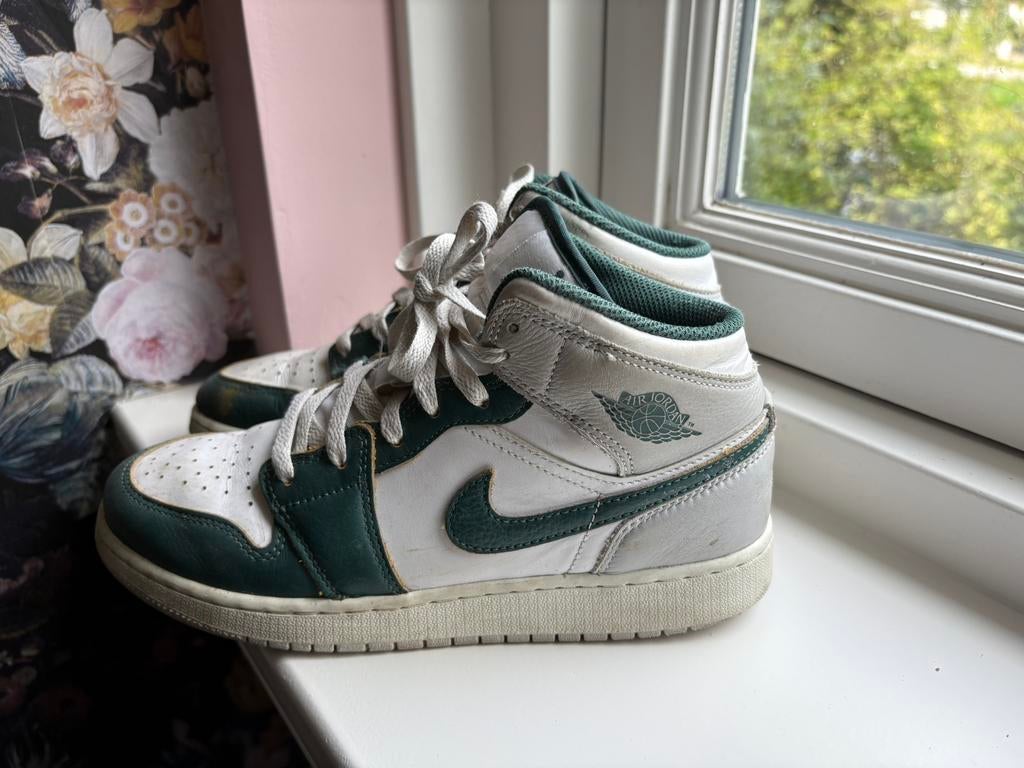Nike Air Jordan 1 mid SE wit groen maat 39, Ophalen of Verzenden, Zo goed als nieuw, Jongen of Meisje, Schoenen