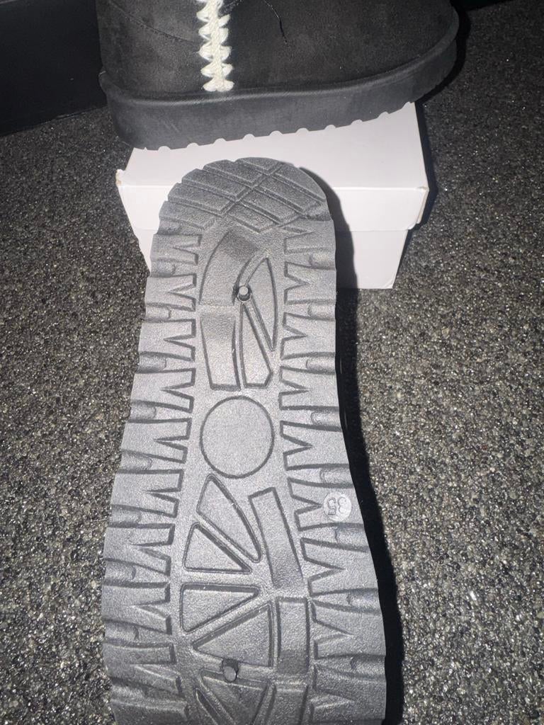 Nieuwe kinderboots met bont - maat 35, Kleding | Dames, Schoenen, Ophalen, Nieuw, Zwart, Snowboots