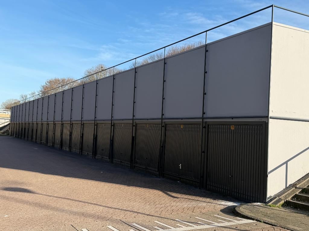 Garagebox te koop Amsterdam Groesbeekdreef. €3.000 huur p/j