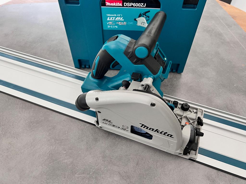 Makita DSP600ZJ2 2x18V accu LXT Invalzaag 165mm +Geleiderail, Doe-het-zelf en Verbouw, Gereedschap | Zaagmachines, Nieuw, Cirkelzaag