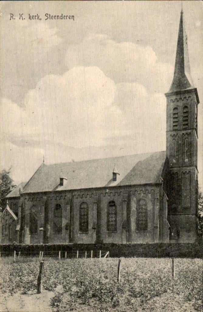 Steenderen - R. K. kerk - zijaanzicht met toren, Verzamelen, Ophalen of Verzenden, Voor 1920, Ongelopen, Gelderland