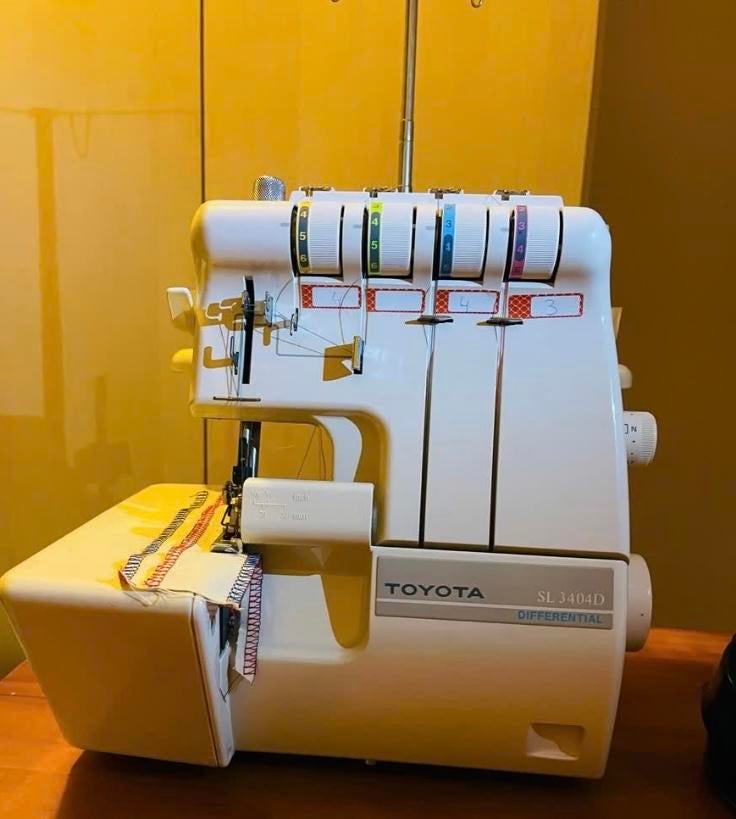 Toyota SL 3404D Lockmachine - Perfect voor al uw naaiwerk, Ophalen of Verzenden, Gebruikt, Lockmachine, Overige merken
