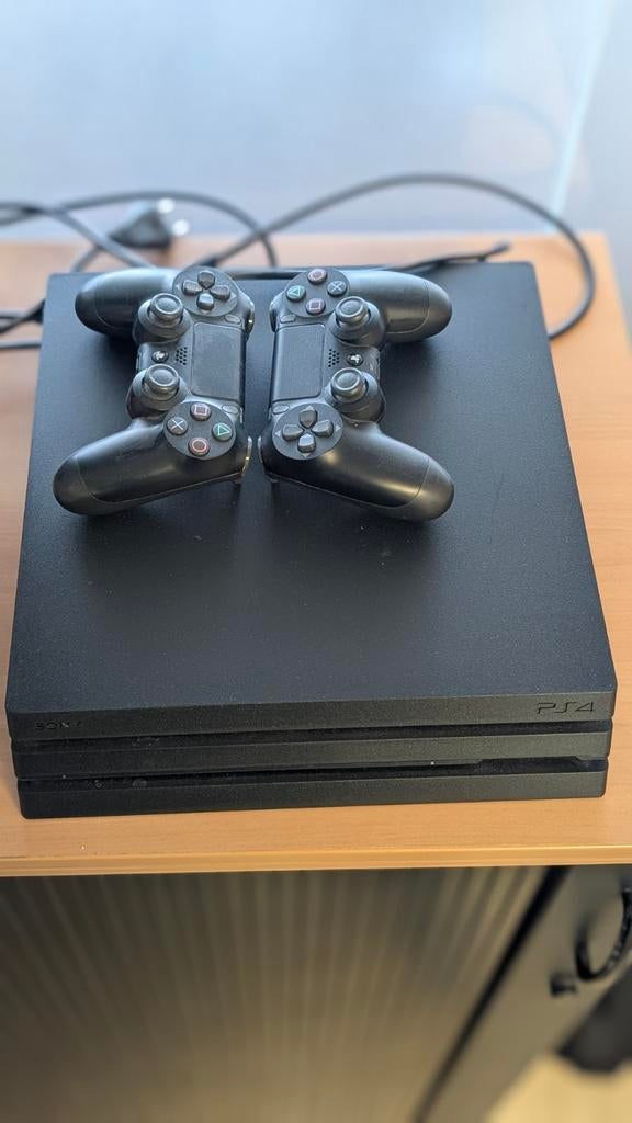 Playstation 4 pro 1TB 2019 | 2 controllers | games, Spelcomputers en Games, Spelcomputers | Sony PlayStation 4, Met games, Met 2 controllers